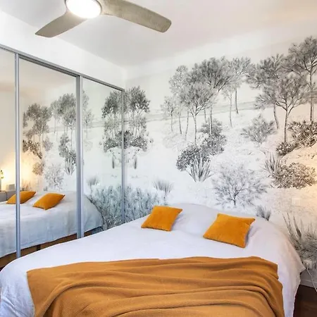 Apartment L58 Port 2 Bdrs 5mins Old Town & Tram